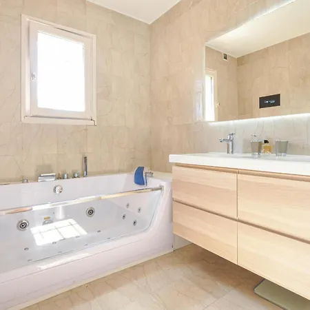 4 Bedroom Beautiful In Holiday home Mougins