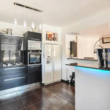 4 Bedroom Beautiful In *